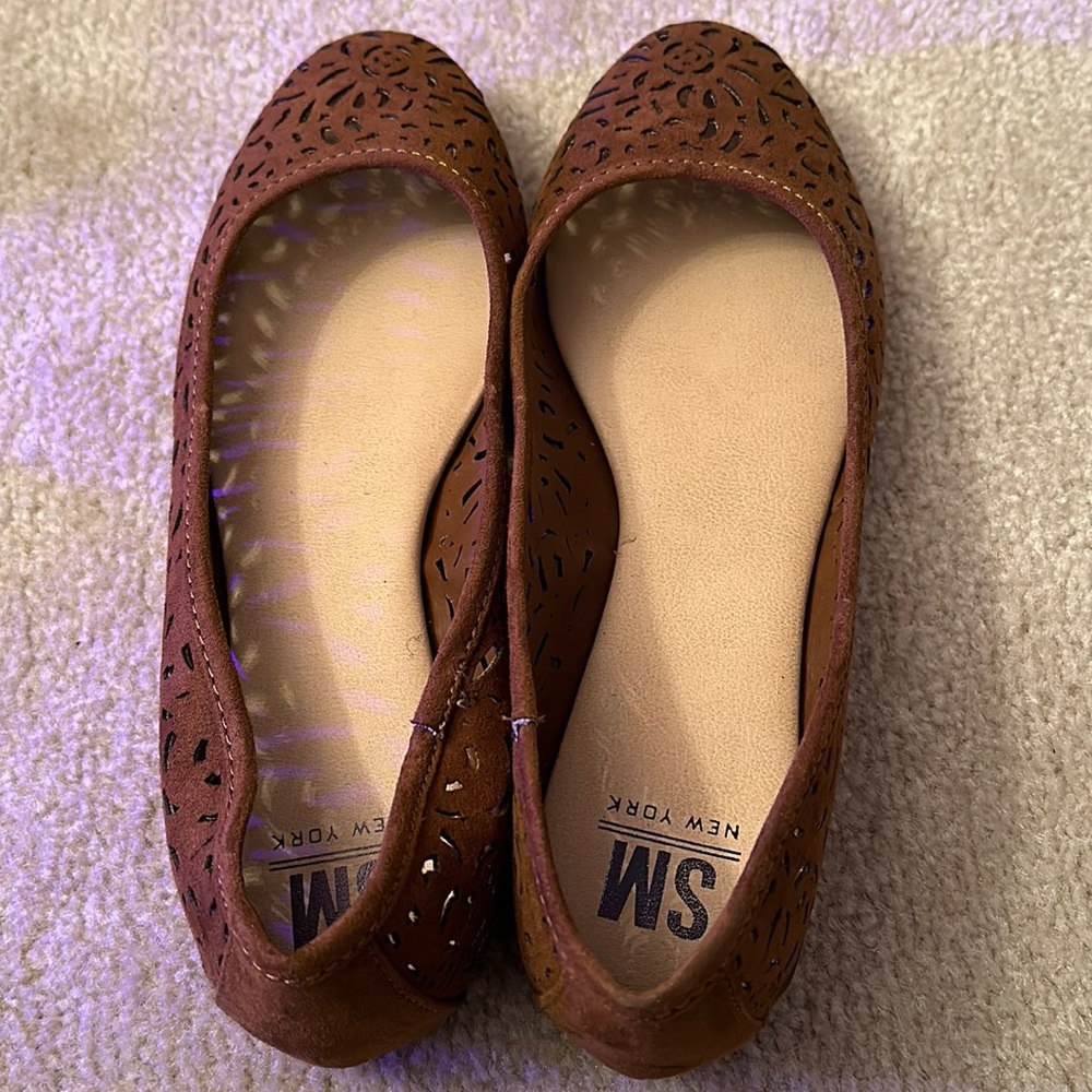 Brand new SM New York brown flats. Size 8